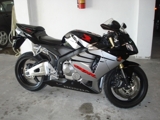Vendo moto Honda CRB 600 RR como nova con capacete e casaco Ixon Tam. L