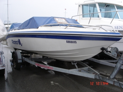 Barco com Motor Tohatsu 60cv.