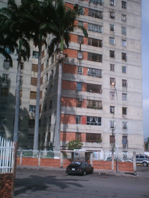 VENDO COMODO APTO. EN RESIDENCIAS LARA
