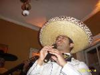 tu fiesta es mejor con mariachis.