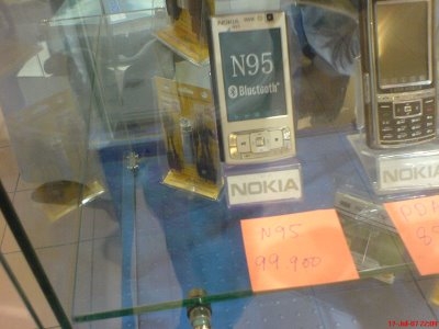 Apple Iphone (2gb)   cost   $160USD