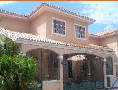 Casa 2 niveles en fuentes del fresno de 404 M2. Amplia terraza.