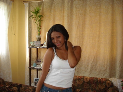 chica latina esta en u ciudad