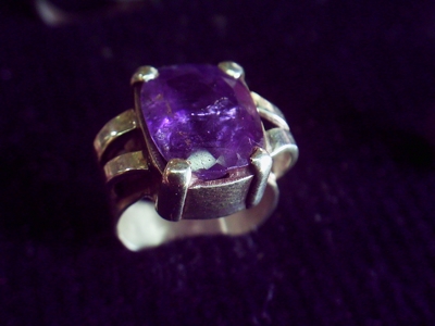 artesano en joyeria trabaja con plata, oro, amatistas y citrinos