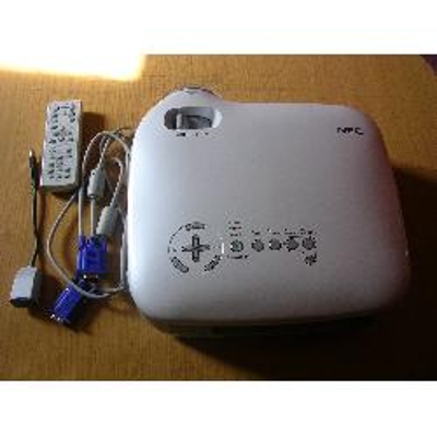 Alquler de proyectores multimedia 2000, 2500 LUMENES + ECRAN + DVD