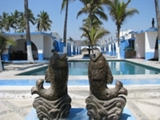 En la playa frente al mar Bungalows Azteca