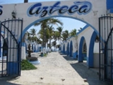 A la orilla de la playa Bungalows Azteca
