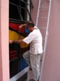O artesão Fernando Felicíssimo explica como utilizar os vitrais 