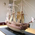 Modelo marca Heller a escala de 1/100 del HMS Victory en vitrina