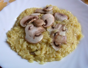 Risotto al azafrán con láminas de champiñon