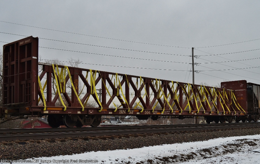 BNSF 564127 is new here and has it's straps a flappin'.
