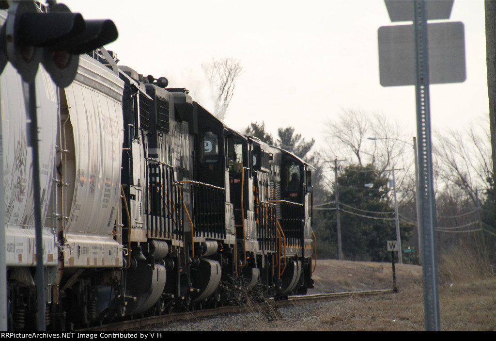 W&W power leading on Conrail train WPMI-21 