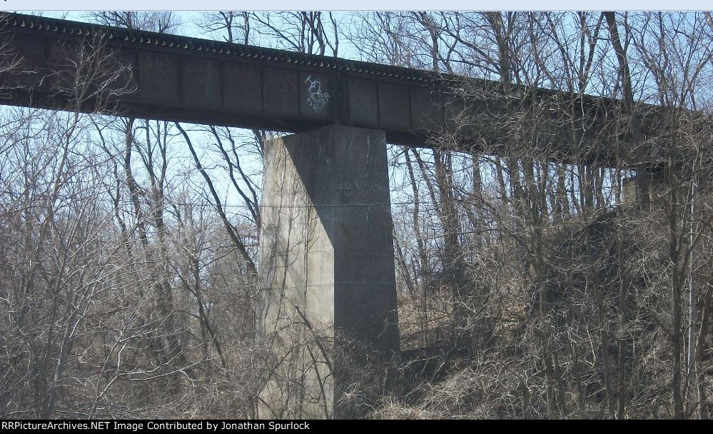 Closer view of pier and bridge steelwork