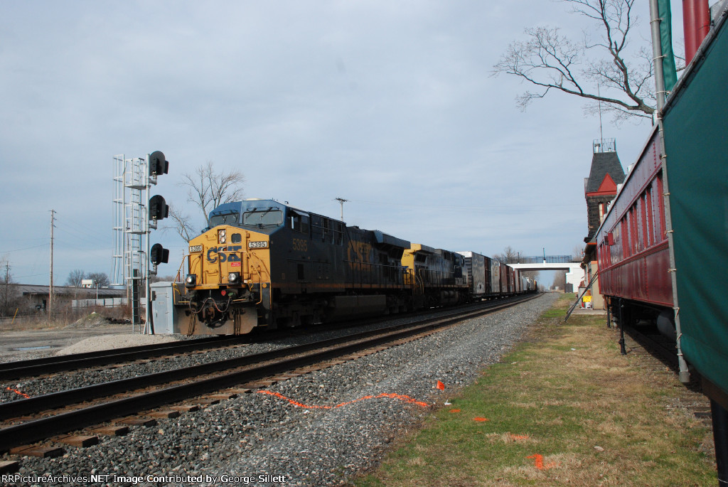 CSX 5395 passes the depot restrurant.