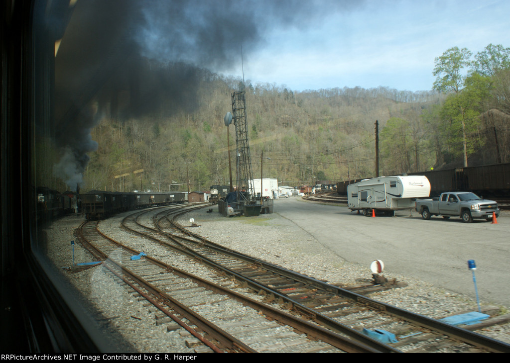 SOU 630 excursion passing through Weller Yard