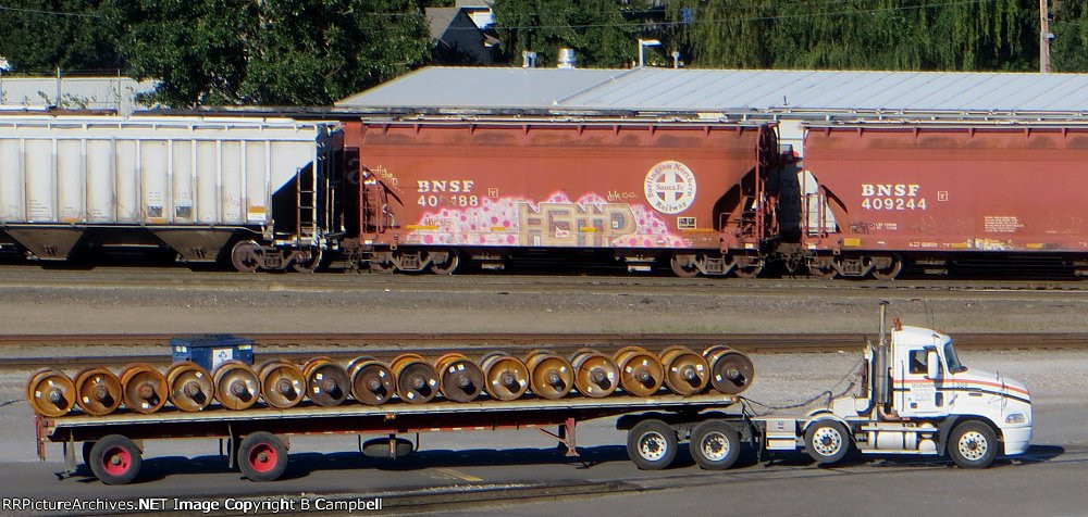 Wheel Sets on Tractor Trailer (BNSF 409188 covered hopper 