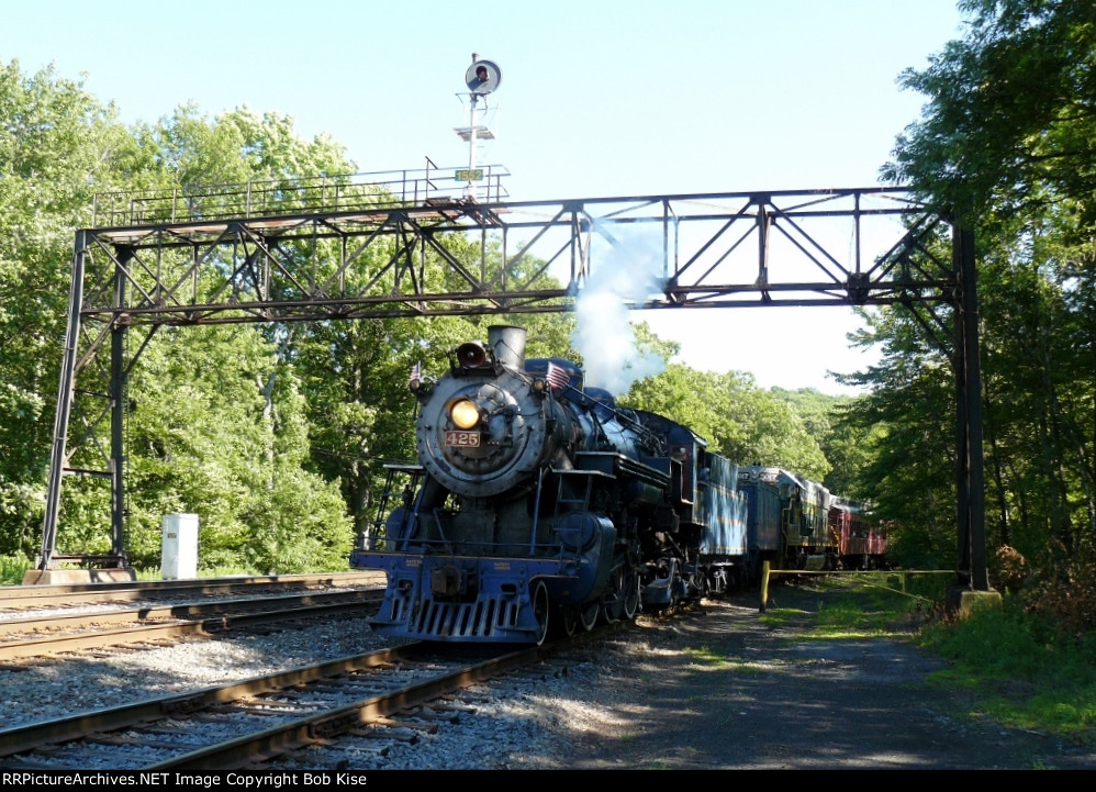 425 slowly entering Penobscot Yard under the old signal bridge