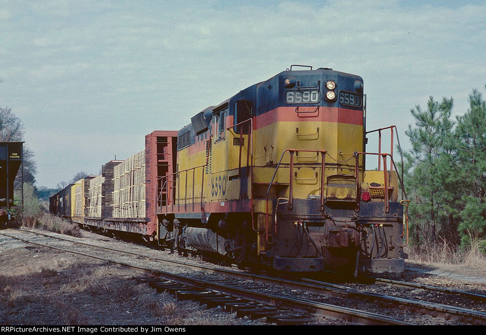Georgia Eastern 6590 preparing to leave for Barnett.