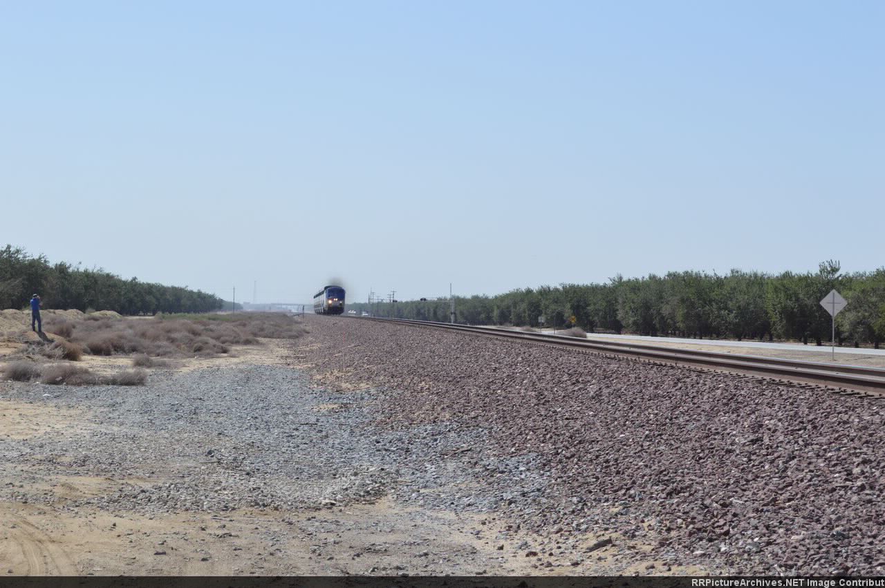 Northbound San Joaquin train #713 to Sacramento approaches Aurbank St 