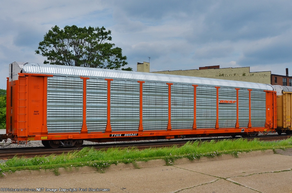 BNSF 26679 & TTGX 965341 are keeping their clean appearance a biu longer.
