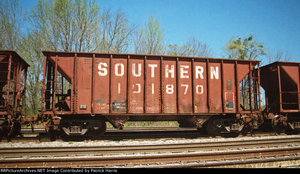 SOU 101870 2-bay aggregate hopper on the NS in Meridian MS 03-23-2002