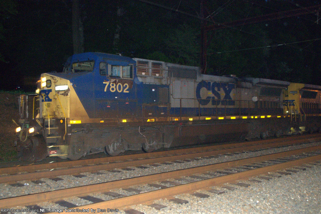 CSX C40-8W 7802 leads Q300-19