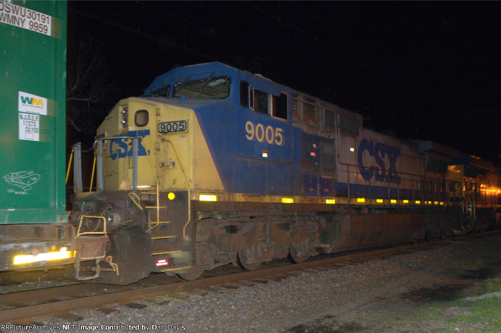 CSX C40-9W 9005 trails on Q703-16