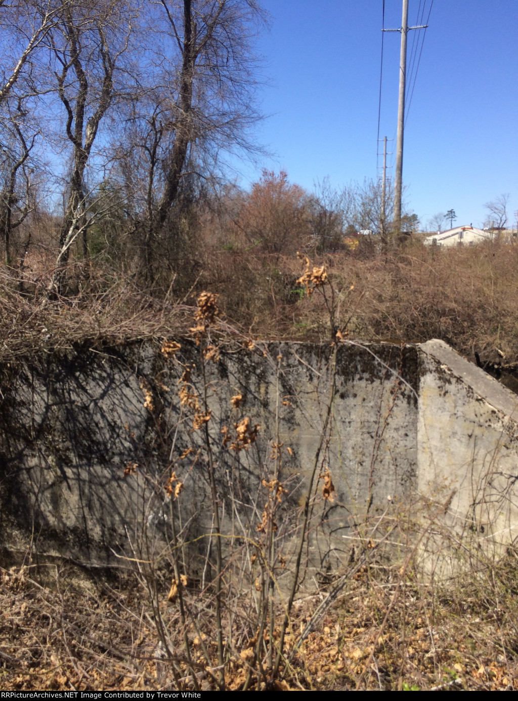 Another view of the concrete support 