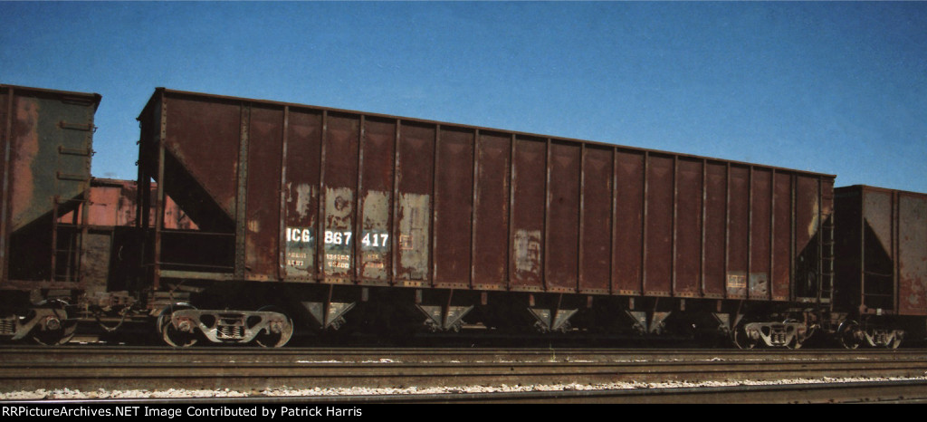 ICG 867417 5-bay wood chip hopper in the IC-CN Yard Jackson MS 04-29+00