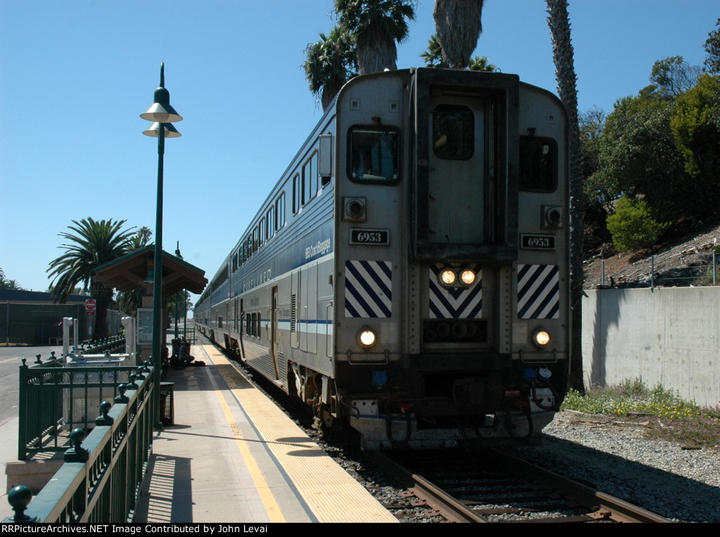 Amtrak Pacific Surfliner Train # 784 arrives into VEC