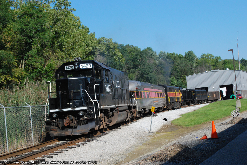 1420 pulls ahead after moving a cut of cars for easier coaling..