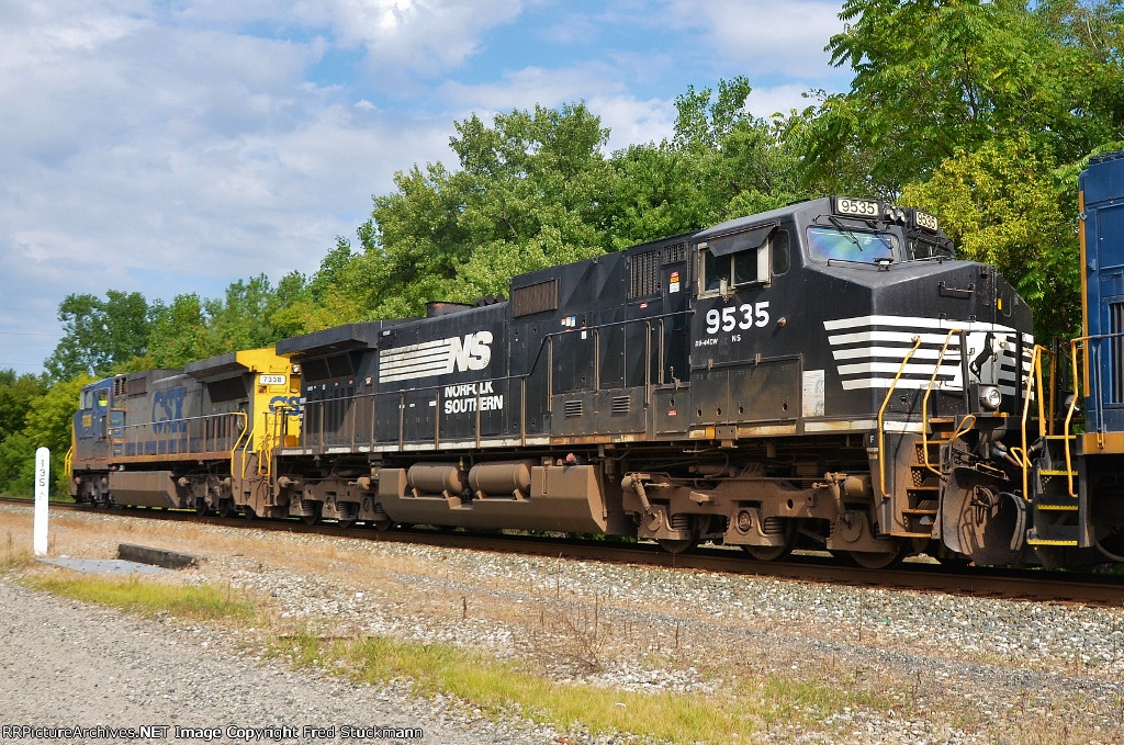 NS 9535 makes a guest appearance.