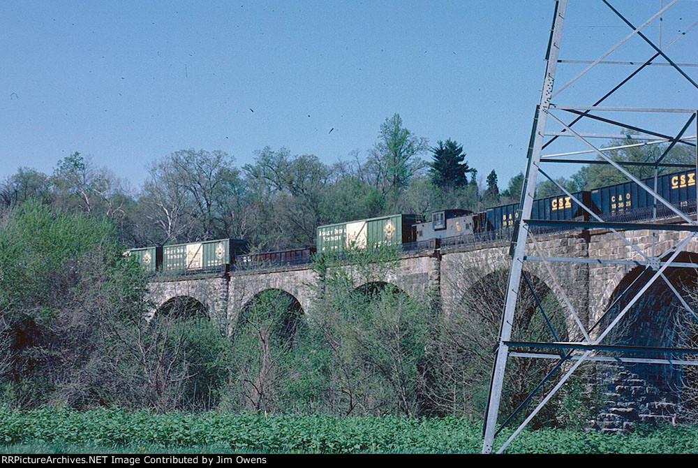 A westbound on Tiomas Viaduct