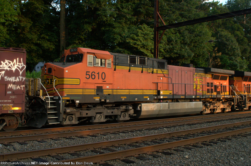 BNSF AC44CW 5610 trails on K040