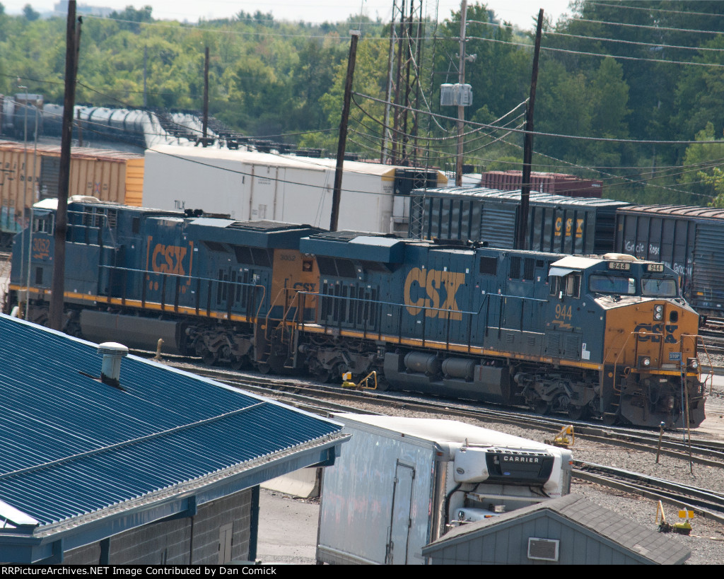 CSXT 944  & CSXT 3052