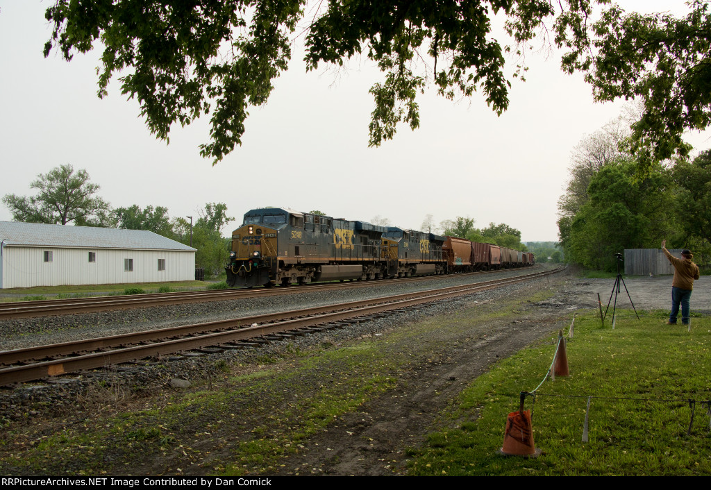 CSXT 5248 Leads M621 at Fonda, NY