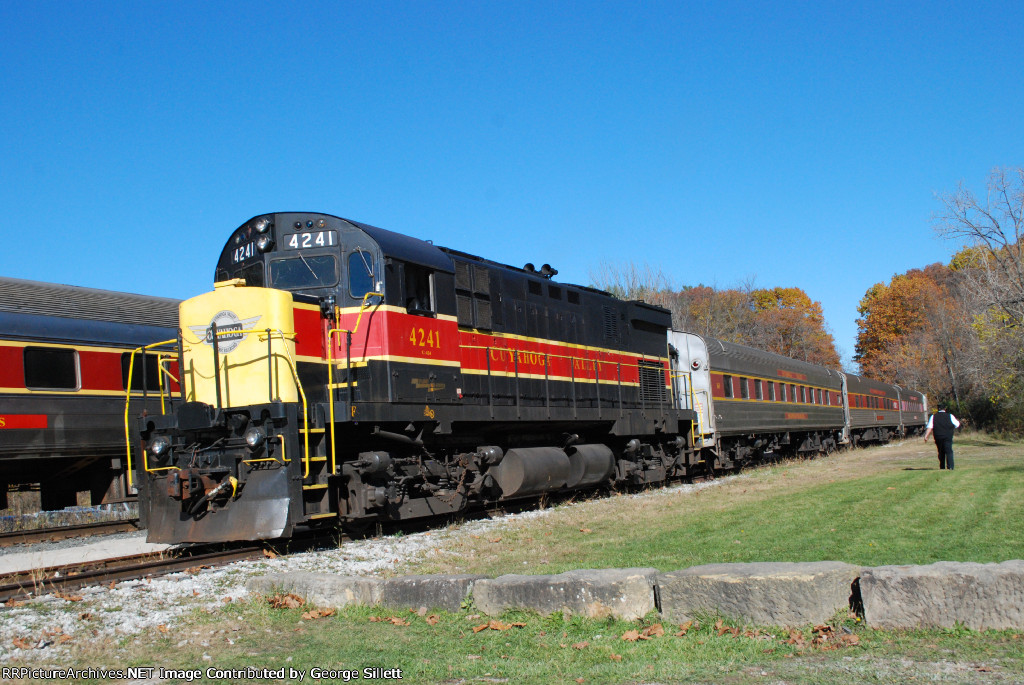 Waiting in the clear for the scenic to head north.