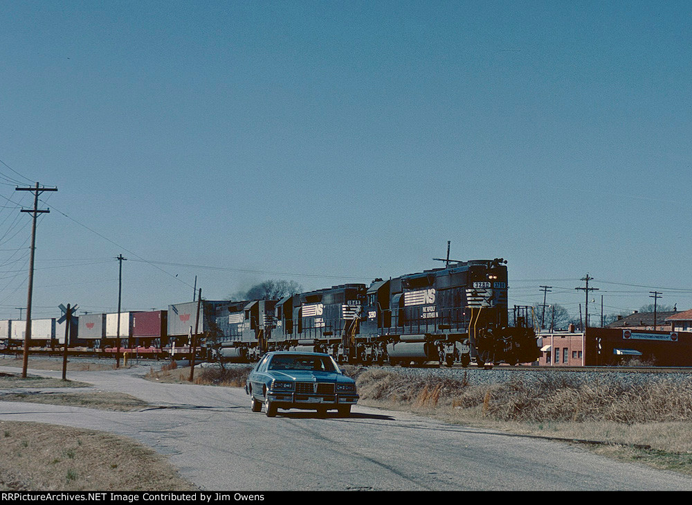 NS #220 rolls through Greer.