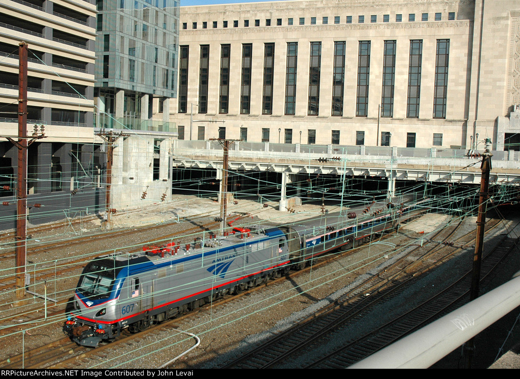amtrak-train-135-led-by-an-acs-64-departs-30th-street-station-bound