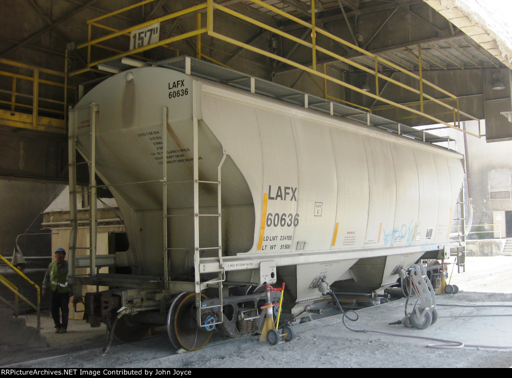 HAFX 60636 unloads at Lafarge's West Des Moines Terminal