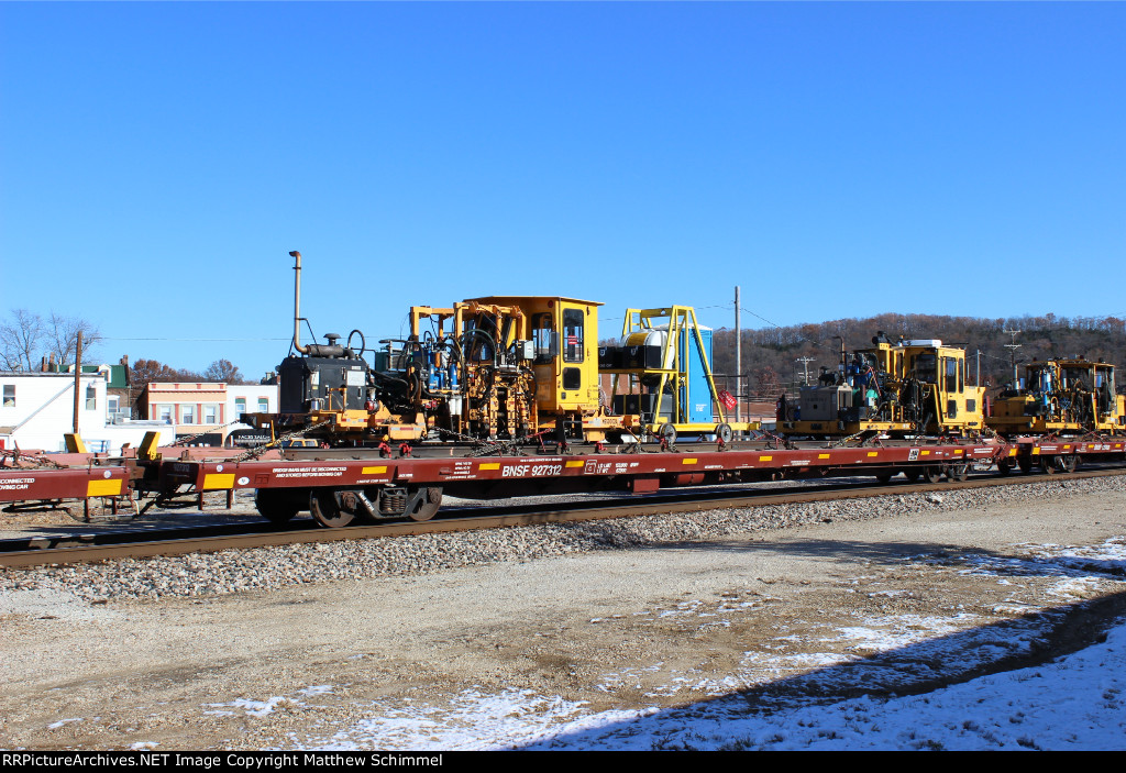 BNSF MoW Flat - Loaded