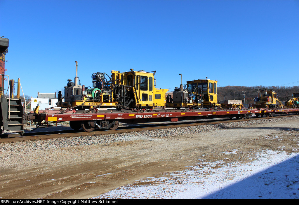 BNSF MoW Flat - Loaded