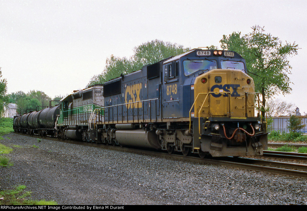 CSX 8748 on Q-410