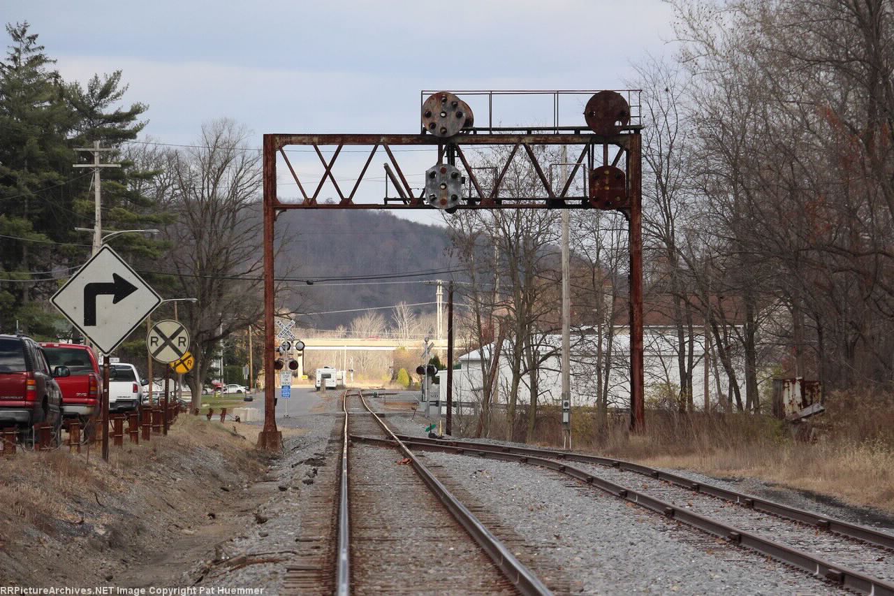 Dead Pennsy signal bridge