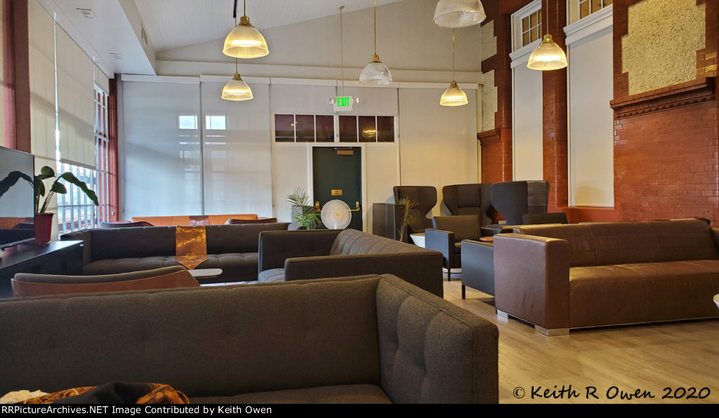 Metropolitan (first class) Lounge