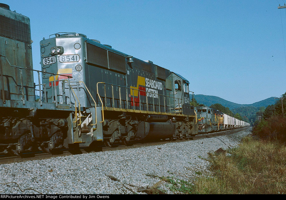 A northbound starts past a southbound in Thermal Siding.