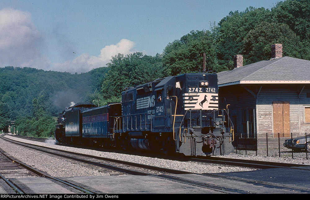 NKP 587 arriving in Old Fort. The 587 will return to Asheville with part of the train that N&W 1218 is bringing down the mountain.