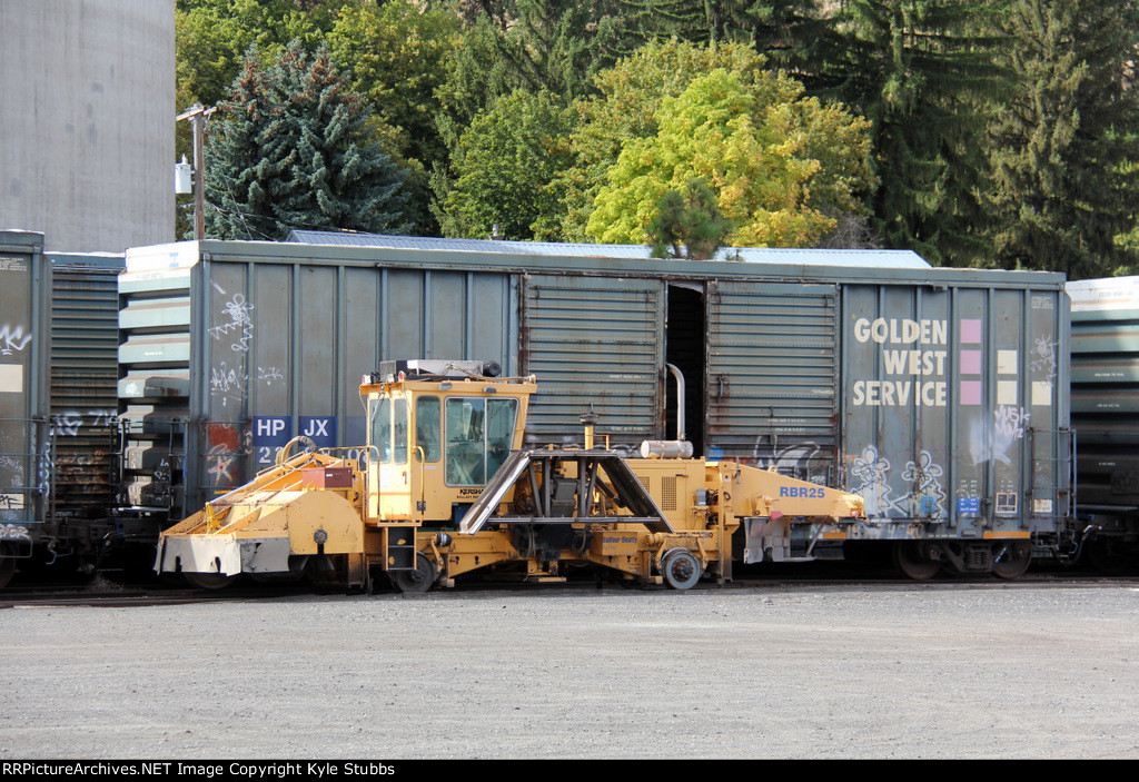 Kershaw 46-6 Ballast Regulator alongside boxcar