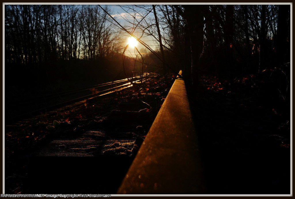 The EL westbound rail is under my camera.