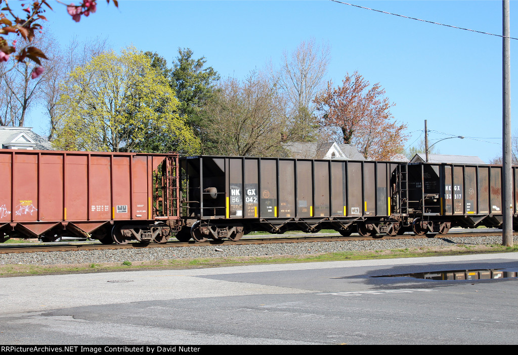 HKGX 86042 on NS 62W train